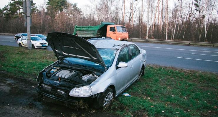 Чудом без пострадавших: В Киеве Volkswagen слетел с дороги и перевернулся