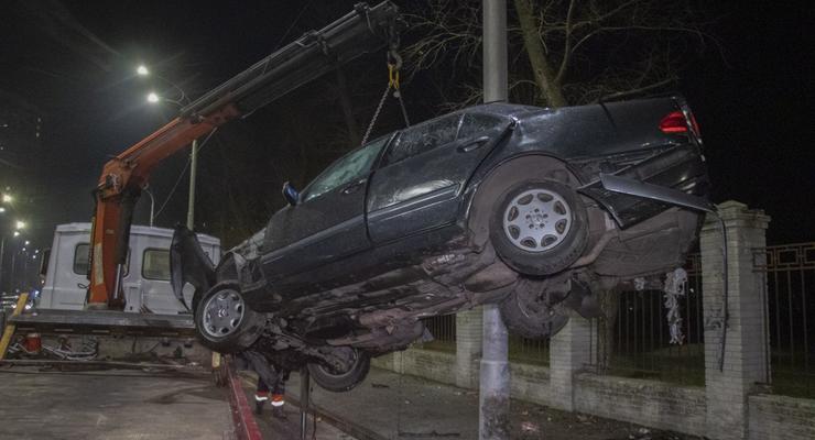 В Киеве Mercedes жестко разбился о столб - водитель убежал