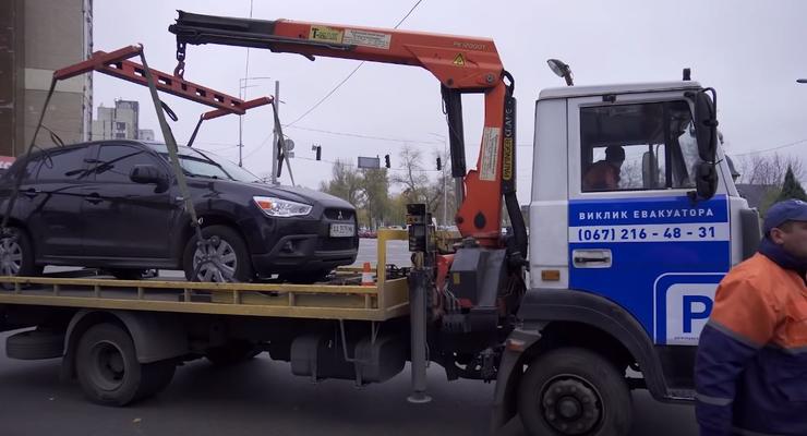 В Киеве эвакуируют автомобили в течении 2-3 минут - видео