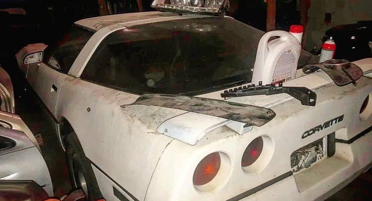 В заброшенном гараже обнаружен крутой Corvette на советской регистрации