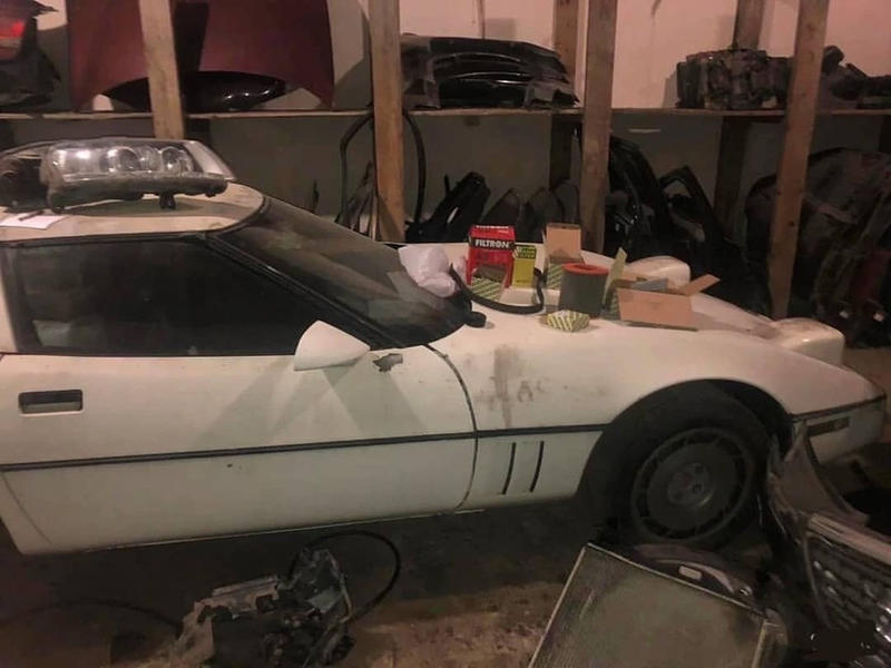 В заброшенном гараже обнаружен крутой Corvette на советской регистрации / topgir.com.ua
