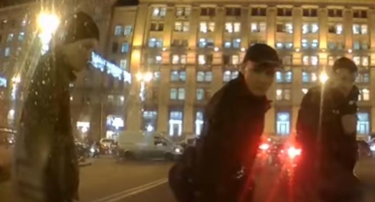 В Киеве трое мужчин-нарушителей били авто, которое их не пропустило - видео