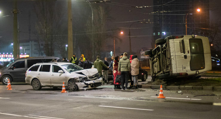 В Киеве Skoda серьезно протаранила и перевернула микроавтобус