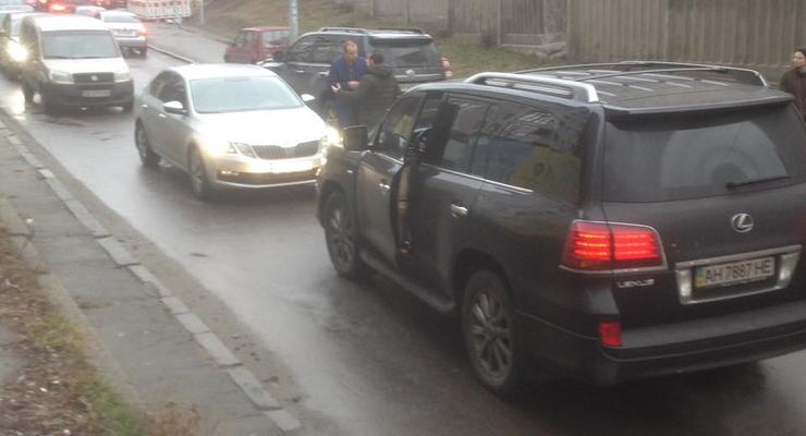 Неадекват на Lexus в Киеве угрожал убить, если его не пропустят по встречке