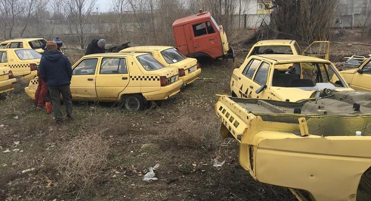 В Сети опубликовали фото жутковатого кладбища такси ЗАЗ