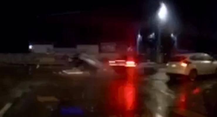 В Киеве Mercedes протаранил и буквально разорвал пополам "Жигули" - видео