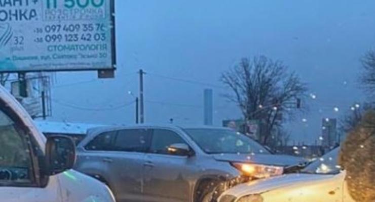 В Киеве произошло ДТП с участием внедорожника Toyota и Lanos на военных номерах