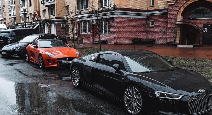 Возле дома в Киеве сфотографировали в ряд машин на полмиллиона долларов