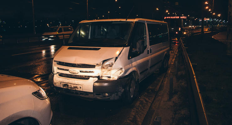 В Киеве из-за оторвавшегося деформационного шва Ford врезался в отбойник