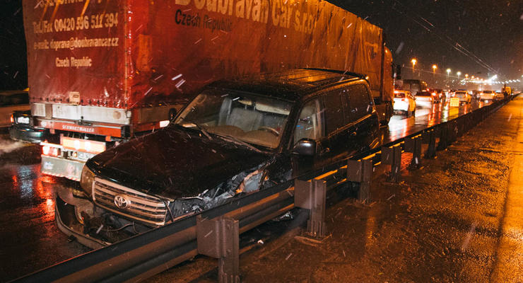 Жесткое ДТП на мосту Патона: Toyota на встречке влетела в Daewoo и отбойник