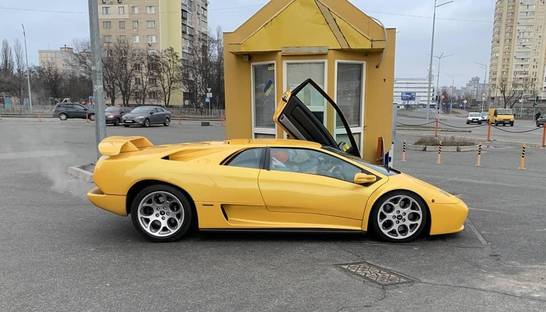 В Киеве посреди зимы засветился роскошный суперкар Lamborghini