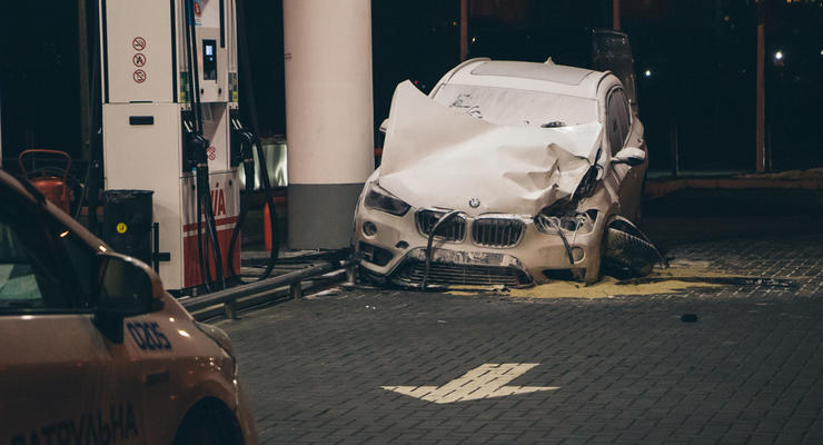 В Киеве BMW протаранил заправку и жестко влетел бензовоз