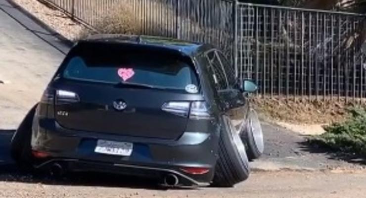 Заниженный Volkswagen Golf нелепо застрял на небольшом спуске - видео