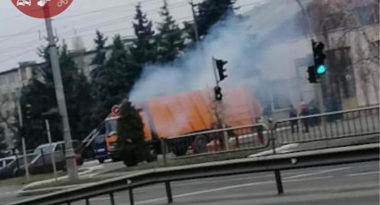 Не растерялся: В Киеве водитель загоревшегося мусоровоза заехал в пожарную часть