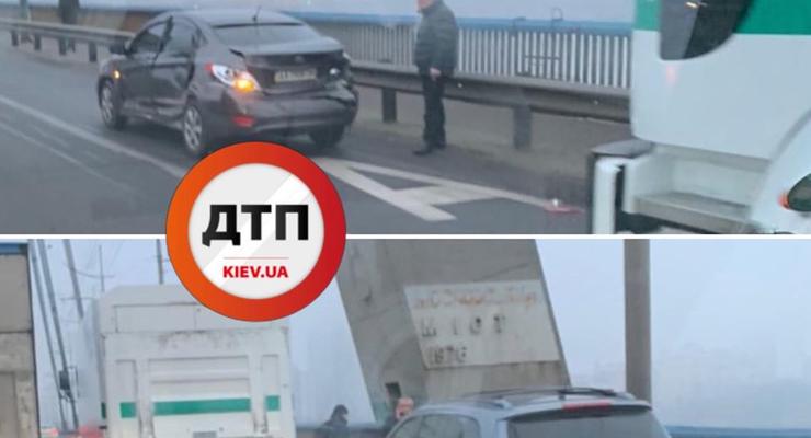 В Киеве на Московском мосту столкнулись инкассаторское авто и две другие машины