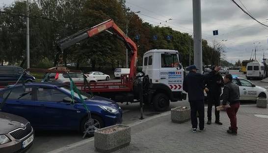 В Киеве за сутки эвакуировали 133 автомобиля "героев парковки"