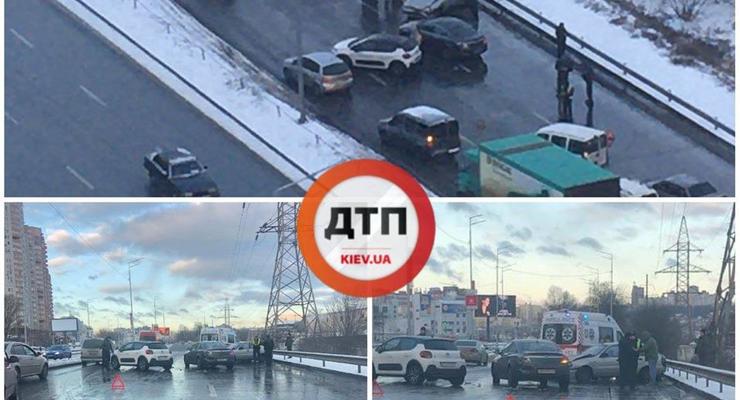 Предупреждение водителям: В Киеве гололед привел сразу к ряду ДТП