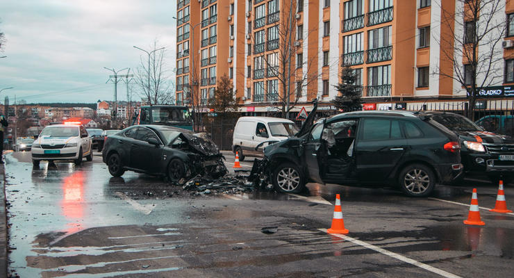 Под Киевом Renault вылетел на встречку и протаранил Lexus - трое пострадавших
