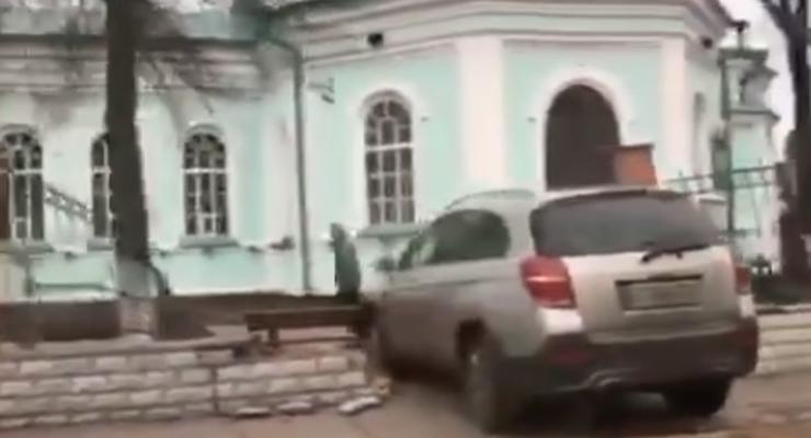 В Полтаве водитель протаранил забор кафедрального собора