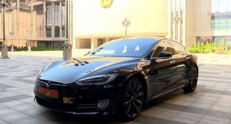 Лукашенко "столкнет лбами" Tesla Model S с первым беларуским электрокаром