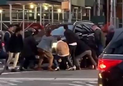 В США прохожие подняли внедорожник, чтобы спасти женщину - видео