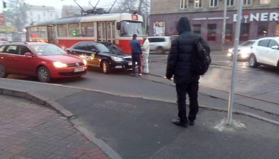 В Киеве авто протаранило трамвай и остановило движение на несколько часов