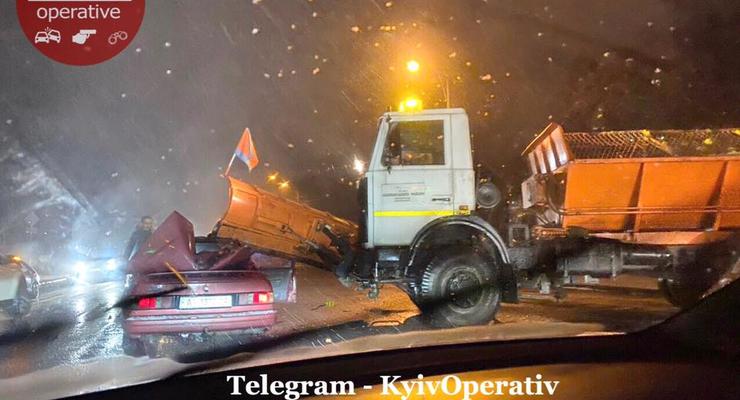 ДТП в Киеве: Снегоуборочная машина "убрала снег" с крыши легковушки