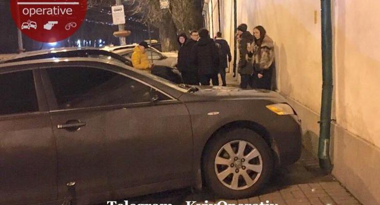 В Киеве пешеход избил ногами и повредил нагло припаркованный автомобиль