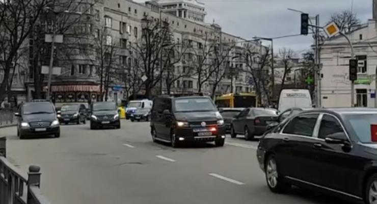 В центре Киева засняли крутой кортеж президента из 19 авто - видео