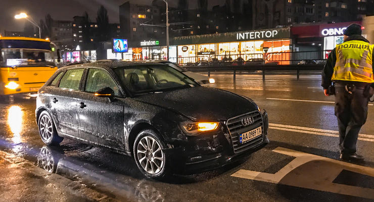 Крупное ДТП в Киеве: Audi положила на бок BMW и протаранила еще два авто