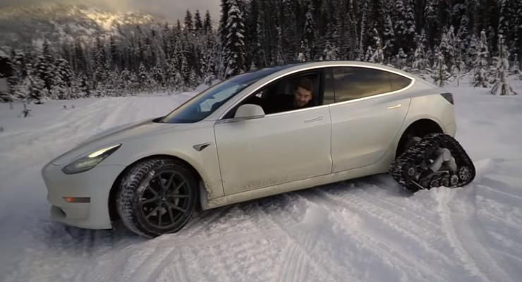 Электротанк Tesla: Блогер поставил свой Model 3 на "гусеницы"