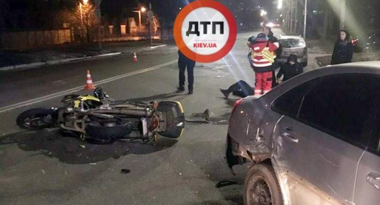 В Киеве водитель Chevrolet не пропустил мотоциклиста, повораивая через сплошную