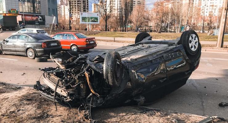 Жесткое столкновение Volkswagen и Renault в Киеве - видео момента аварии