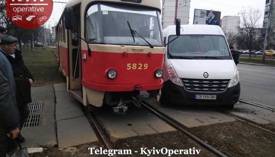 В Киеве водитель не заметил и протаранил трамвай