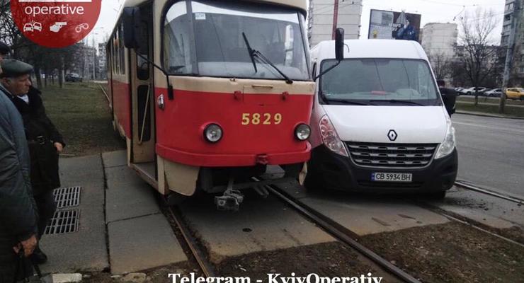 В Киеве водитель не заметил и протаранил трамвай