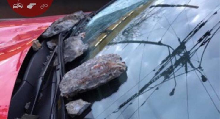 В Киеве падение бетона на машину привело к дополнительной проверке путепроводов