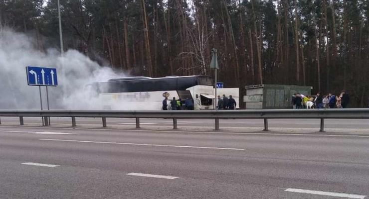 Под Киевом загорелся автобус с пассажирами