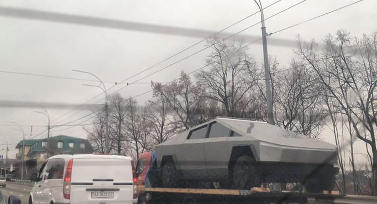 По Киеву проехал Cybertruck Tesla или его очень близкая копия: Фото