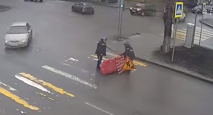 Сутки из жизни дорожного блока засняли на пешеходном переходе в РФ - видео