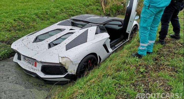 Суперпарковка для суперкара: В Нидерландах Lamborghini застряла в большой луже