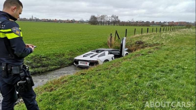Суперпарковка для суперкара: В Нидерландах Lamborghini застряла в большой луже / aboutcars.pro