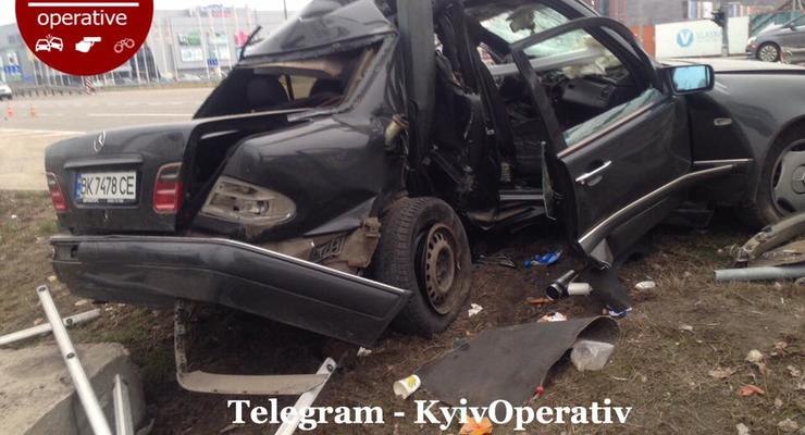 Жуткое ДТП под Киевом: Mercedes врезался в Volvo и отлетел в столб