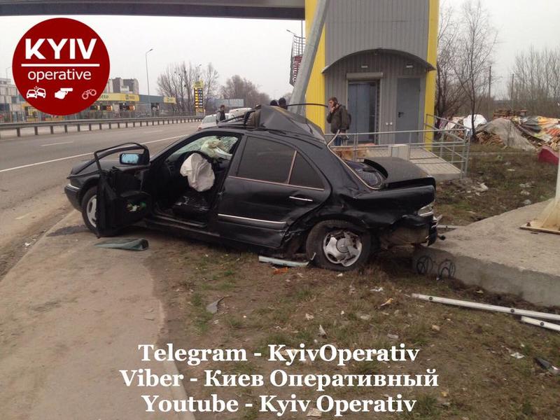 Жуткое ДТП под Киевом: Mercedes врезался в Volvo и отлетел в столб / Киев Оперативный