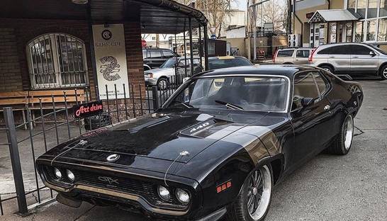 Авторитетный "мускул-кар для джентльменов" заметили на улице в Киеве