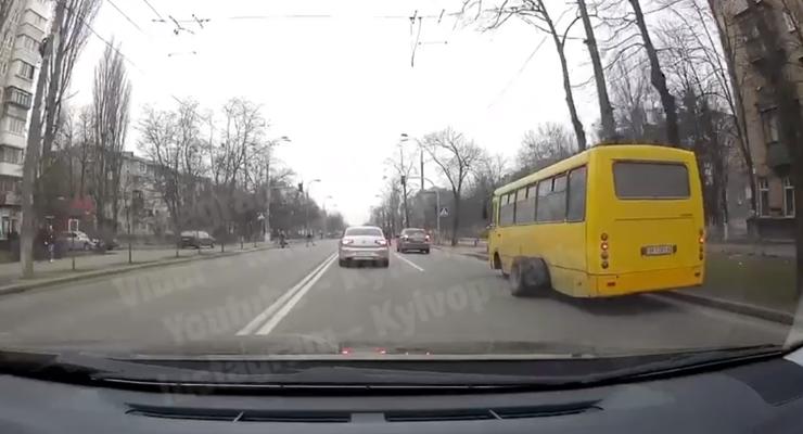 В Киеве у маршрутки на ходу отлетело колесо: Видео