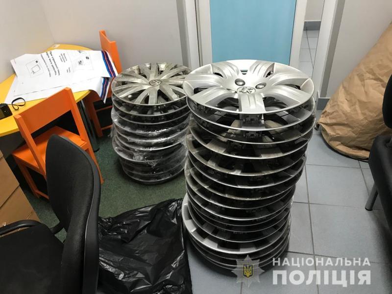 В Киеве поймали таксиста, который зарабатывал на воровстве колпаков колес / facebook.com