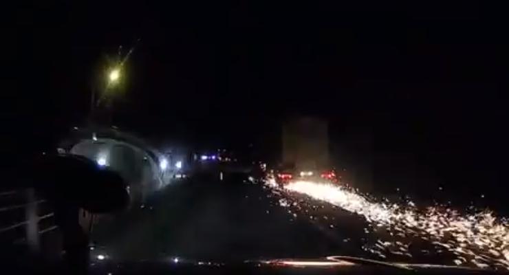 Ночной кошмар на дороге под Москвой: Легковушка преодолела колесо фуры - Видео