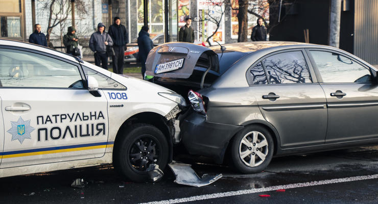 В Киеве патрульный Prius врезался в стоящий автомобиль - видео