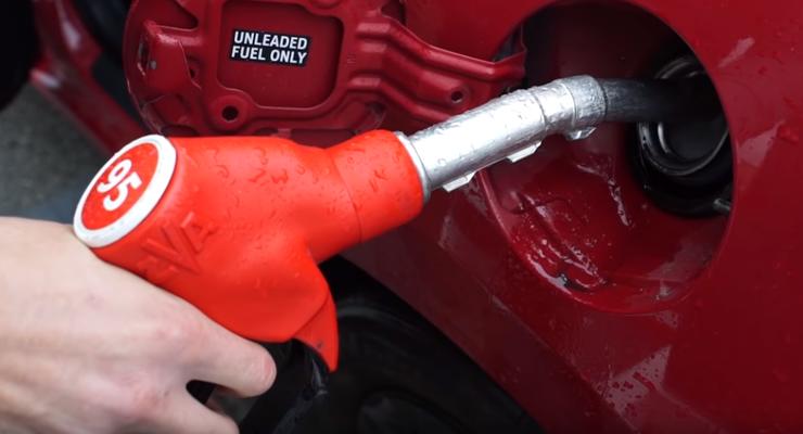 Розничные цены на бензин и дизельное топливо медленно двинулись вниз