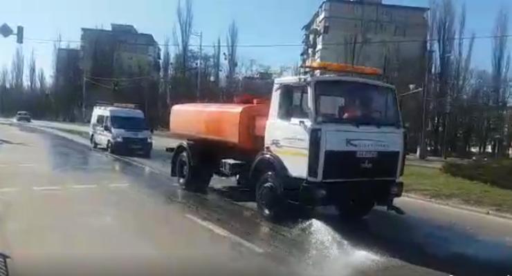 Киевские власти показали как моют дороги столицы в период карантина